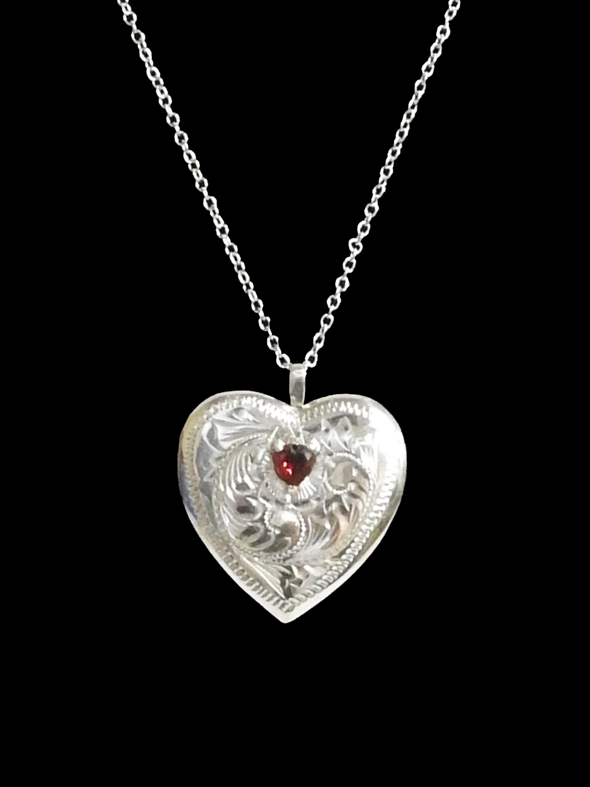 RED_05_UPDATED_WHITE_HOLDER_CLOSER UP